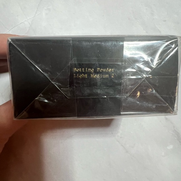 Pat McGrath Skin Fetish: Sublime Perfection Setting Powder; Light Medium 2 - Picture 5 of 6